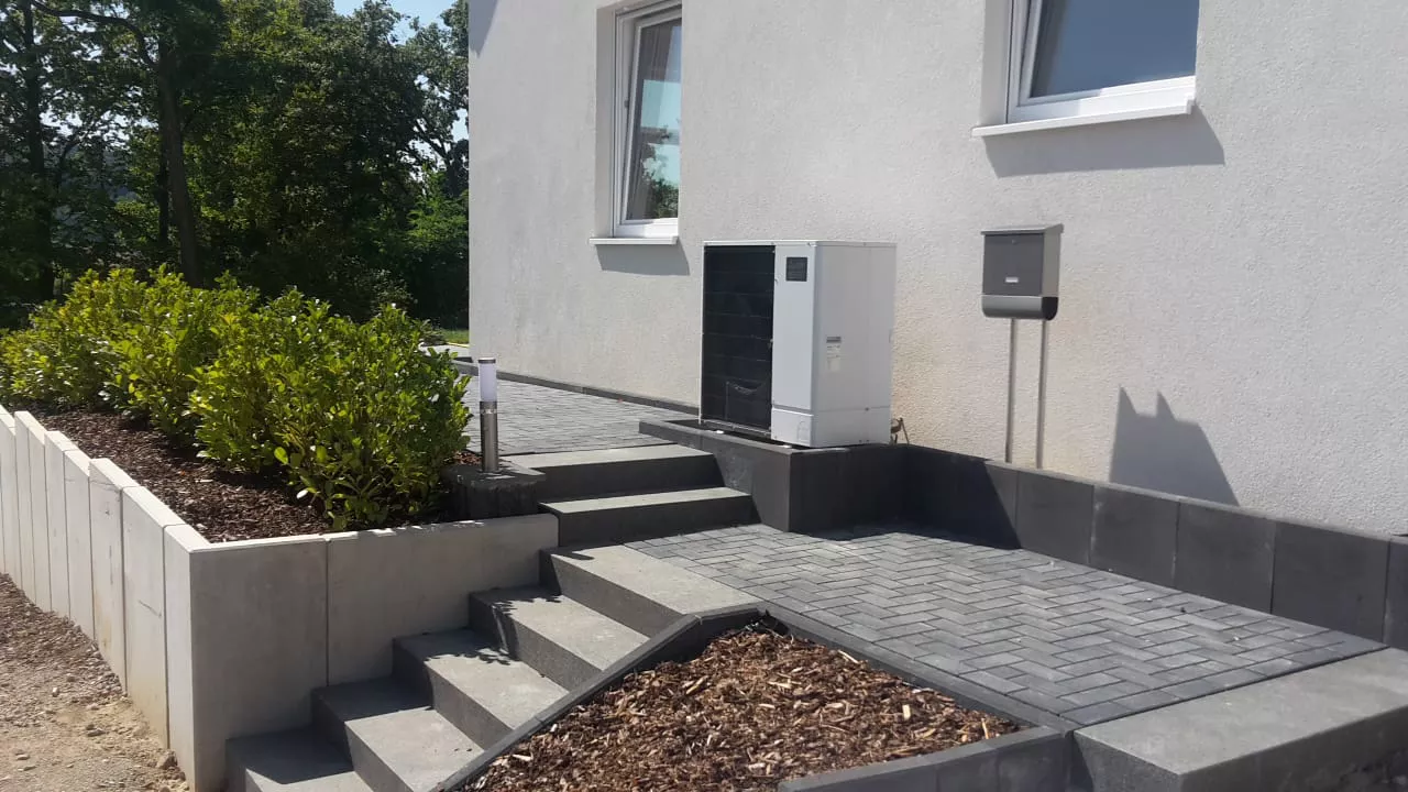Wärmepumpen-Außengerät am Hauseingang